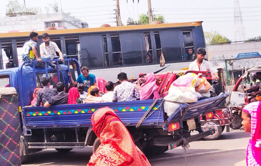 ঈদের ছুটি শেষে কাজে ফিরছেন পোশাক শ্রমিকরা, সাভার–আশুলিয়া শিল্পাঞ্চলে ফের কর্মচাঞ্চল্য