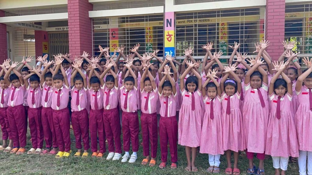 জুলাই থেকে প্রাথমিক শিক্ষার্থীদের পাটের ব্যাগ-ড্রেস দিতে চায় সরকার স্কুল