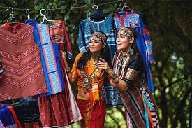 রঙে-নকশায় বদলে যাচ্ছে বৈশাখী সাজ