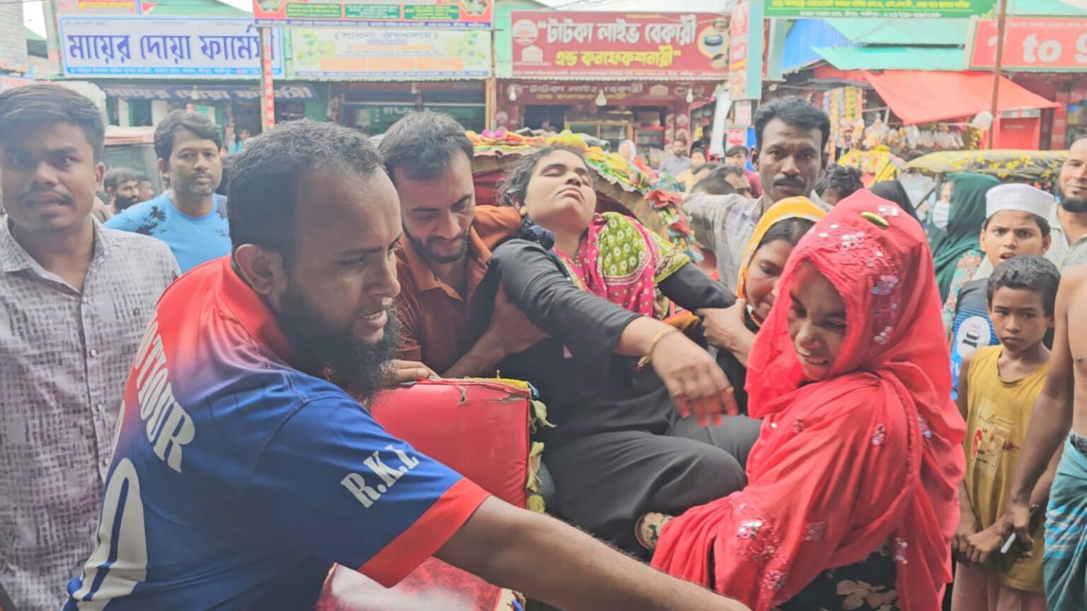 গাজীপুরে সেই কারখানায় ফের অসুস্থ অর্ধশতাধিক শ্রমিক, হাসপাতালে ভর্তি