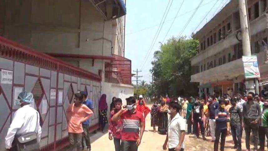 জোরপূর্বক ছাঁটাই ও আইডি কার্ড দখলের অভিযোগ: গাজীপুরে পোশাক শ্রমিকদের বিক্ষোভ