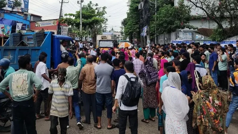 কারখানা বিক্রির আশঙ্কায় চট্টগ্রামে ইত্যাদি জিন্স শ্রমিকদের বিক্ষোভ-অবরোধ