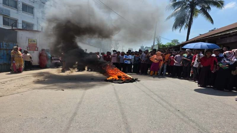 গাজীপুরে রাস্তায় আগুন জ্বালিয়ে গার্মেন্টস শ্রমিকদের বিক্ষোভ