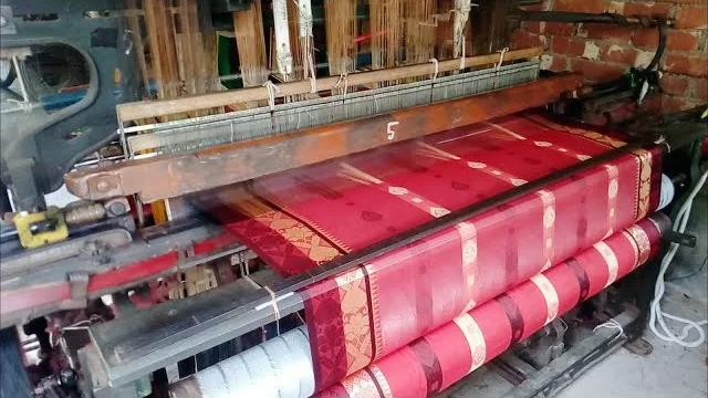 উৎপাদন খরচ বৃদ্ধিতে সংকটে সিরাজগঞ্জের তাঁতশিল্প, বন্ধ ১ লাখ তাঁত
