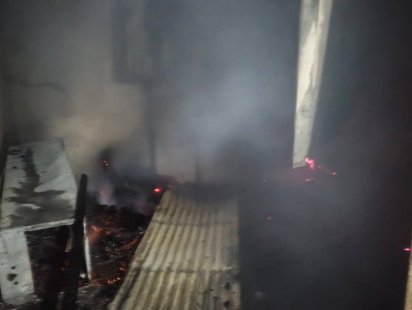 ৪২ বসতঘর পুড়ে ছাই, সর্বস্ব হারিয়ে দিশেহারা পোশাক শ্রমিকেরা