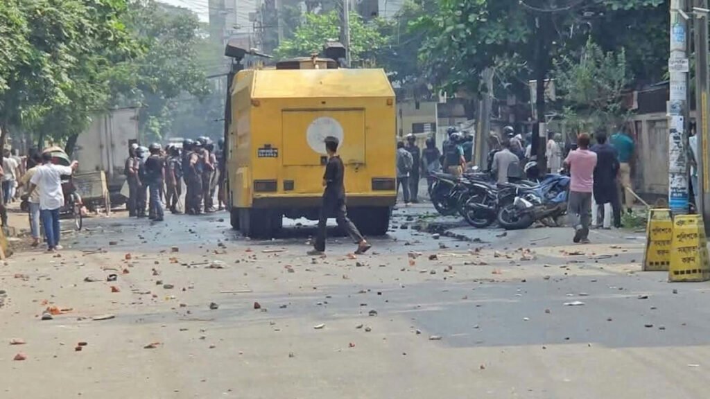 উত্তরায় পোশাক শ্রমিকদের আন্দোলনের, জলকামান ও সাউন্ড গ্রেনেড ছুড়ে সরাল পুলিশ