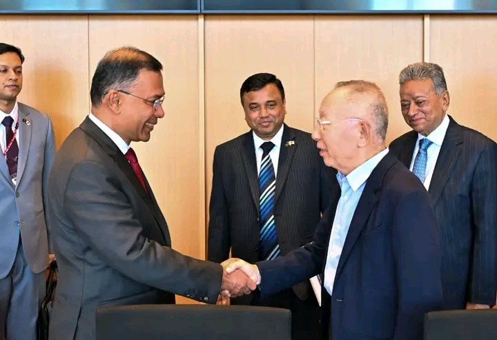 পোশাক খাতে জাপানি বিনিয়োগ চান প্রধানমন্ত্রী, ইউনিক্লো প্রধানের সঙ্গে বৈঠক