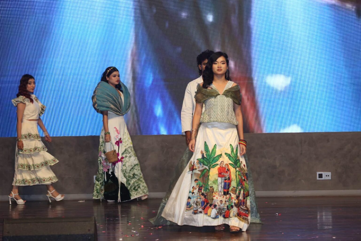 শান্ত-মারিয়াম বিশ্ববিদ্যালয়ে জমকালো গ্র্যাজুয়েশন ফ্যাশন শো