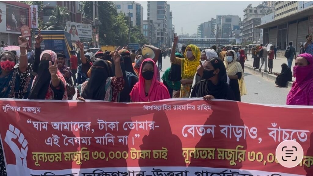 উত্তরায় বেতন বাড়ানোর দাবিতে পোশাক শ্রমিকদের সড়ক অবরোধ, দীর্ঘ যানজট