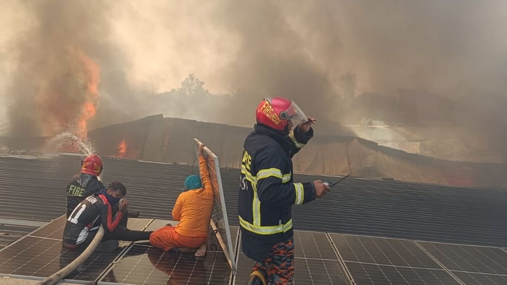 গাজীপুরে স্পিনিং মিল ও কার্টন গোডাউনে ভয়াবহ আগুন, নিয়ন্ত্রণে ফায়ার সার্ভিসের ৯ ইউনিট
